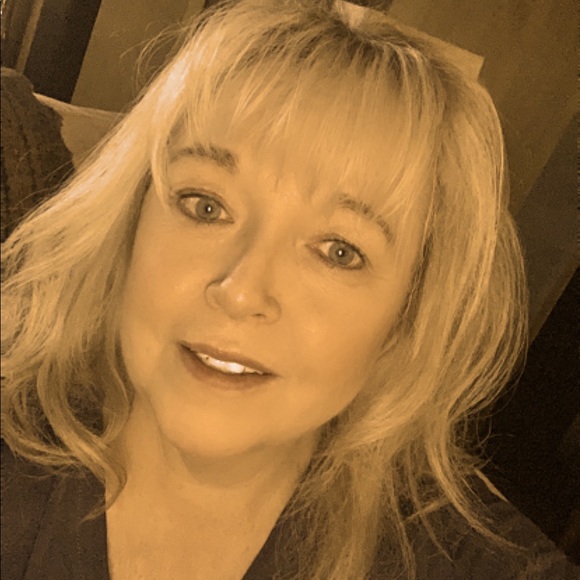 Meet your Posher, Debbie - Picture 2 of 3